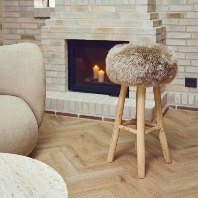 Tabouret de bar Theo + housse | Pieds en chêne | Peau de mouton de Nouvelle-Zélande Noyer