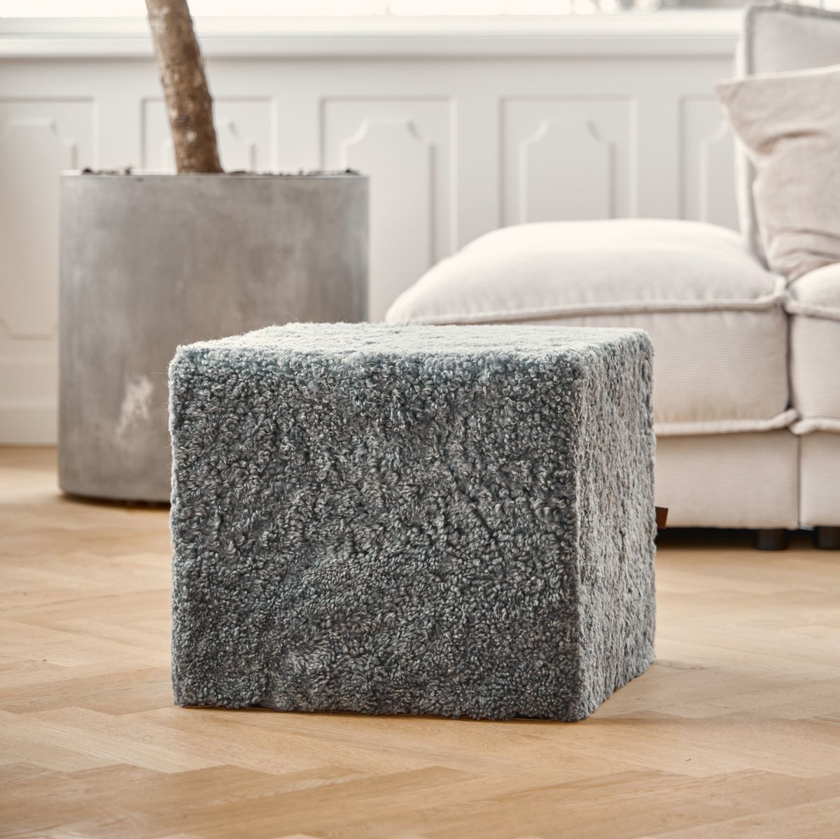 Pouf court en laine bouclée de mouton Anthracite