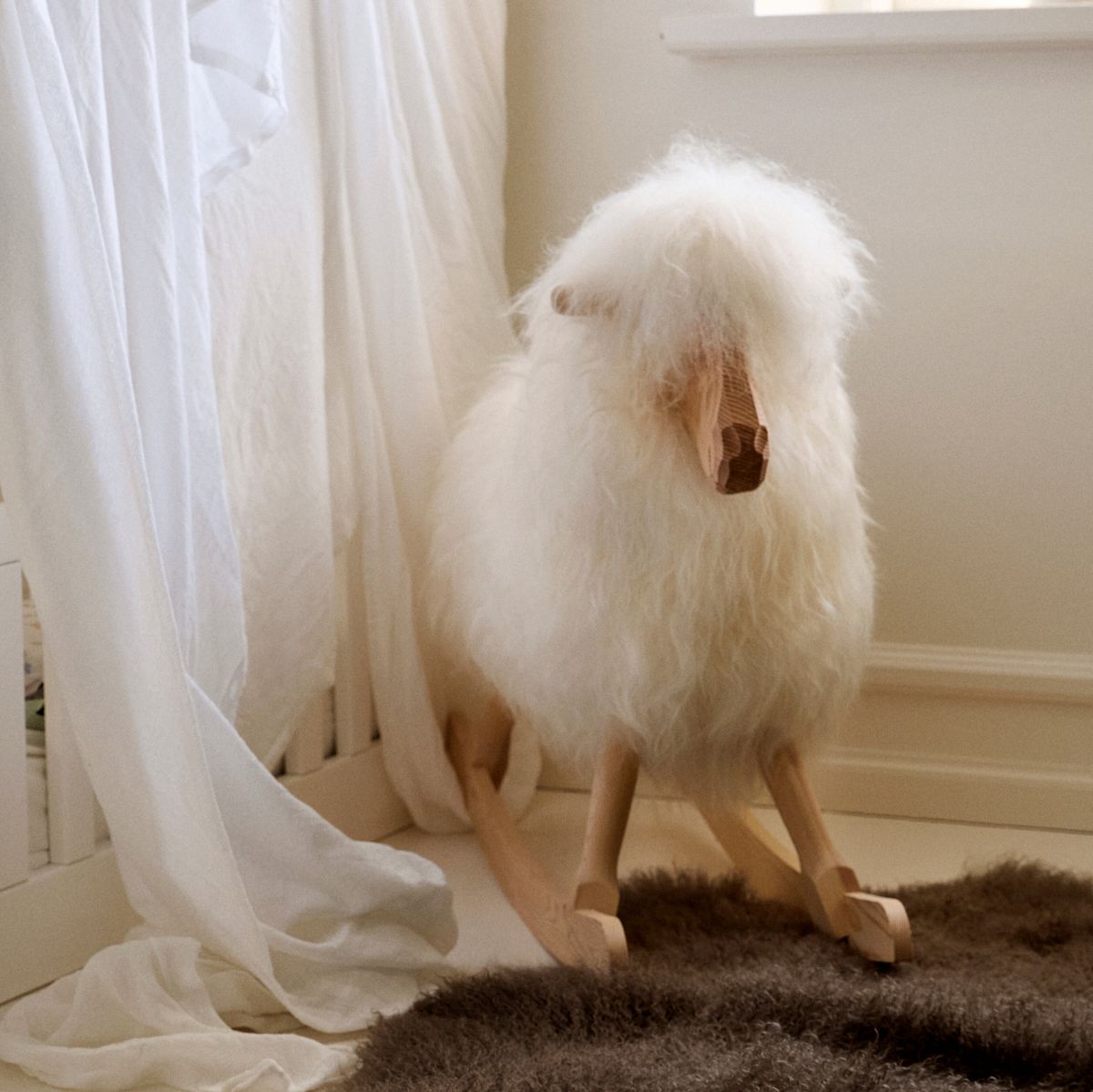 Mouton à bascule en peau de mouton à laine longue Noirâtre