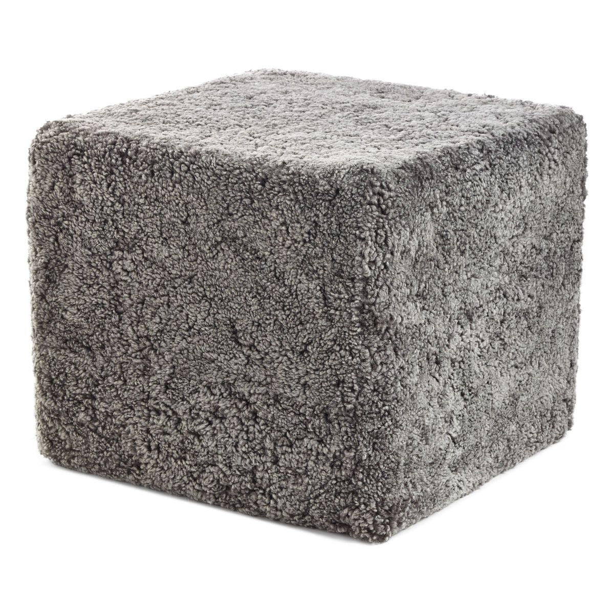 Pouf court en laine bouclée de mouton