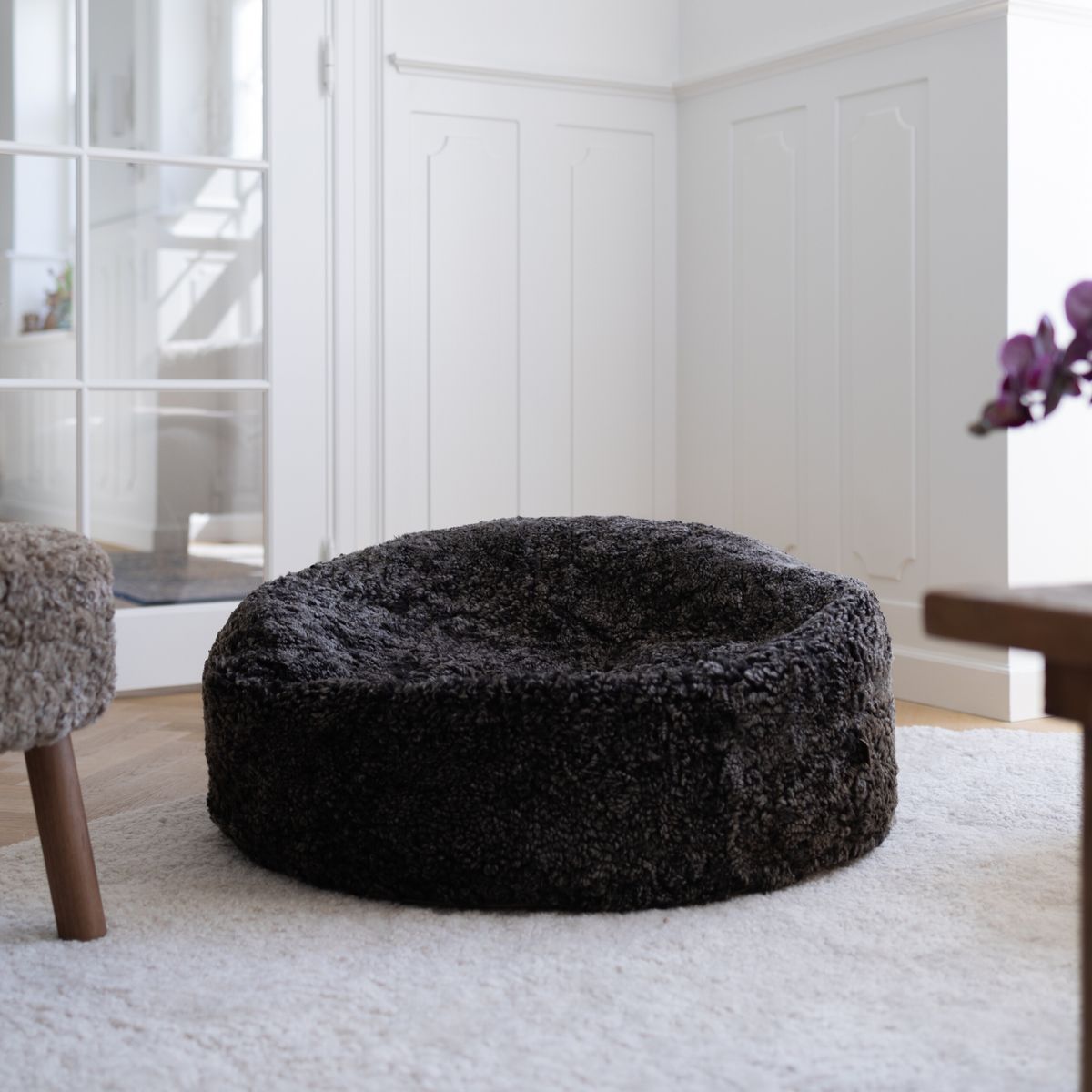 Pouf rond en peau de mouton à laine courte Anthracite