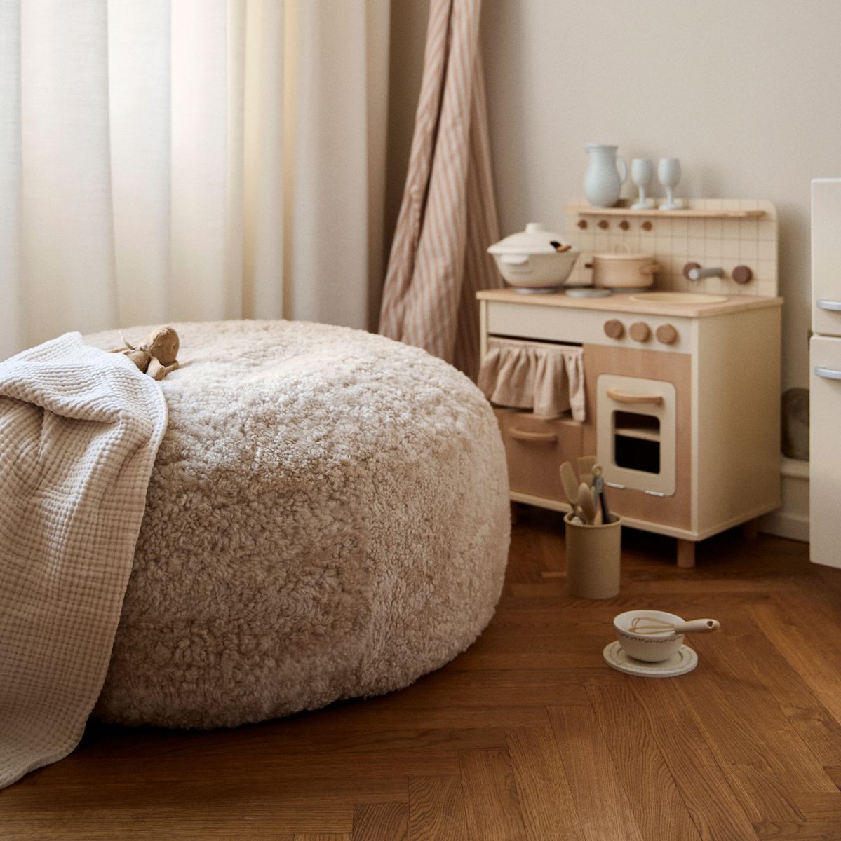 Pouf rond en peau de mouton à laine courte Anthracite