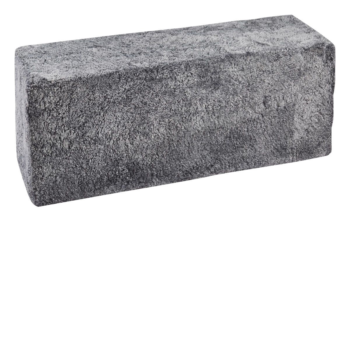 Banc-pouf en peau de mouton bouclée à laine courte