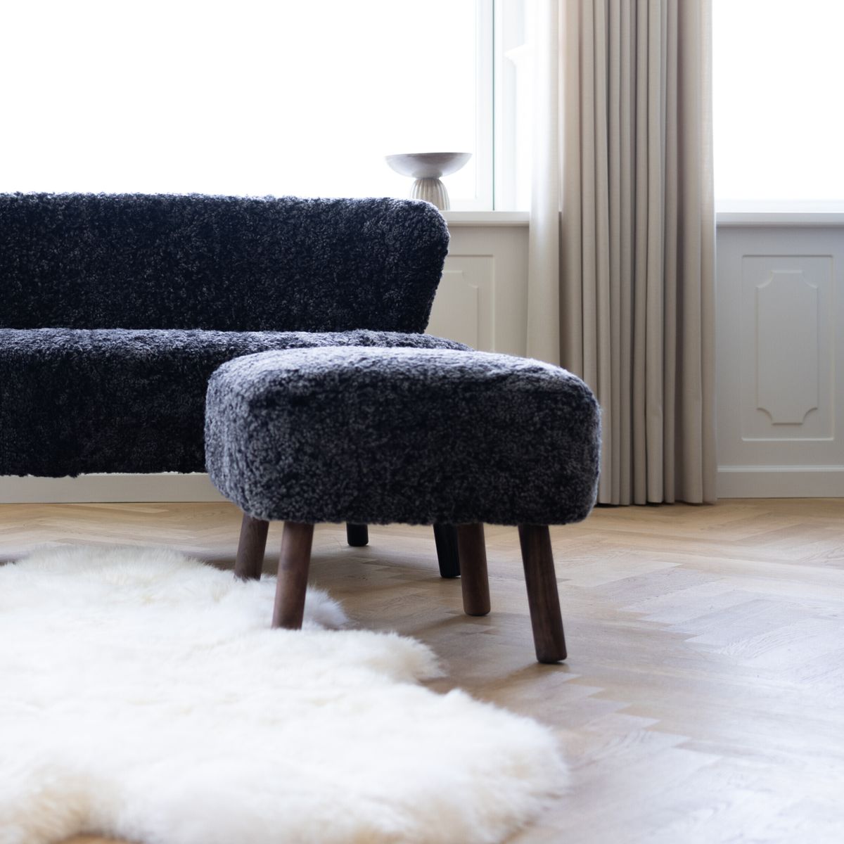 Repose-pieds Emily | Peau de mouton  | Laine courte Anthracite