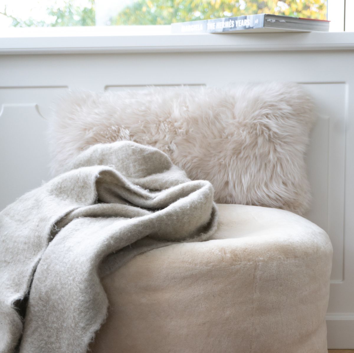 Coussin en peau de mouton longue laine Noir