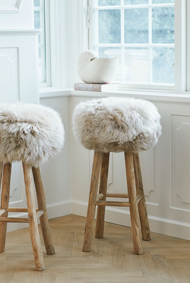 Tabouret de bar Theo + housse | Pieds en chêne | Peau de mouton de Nouvelle-Zélande