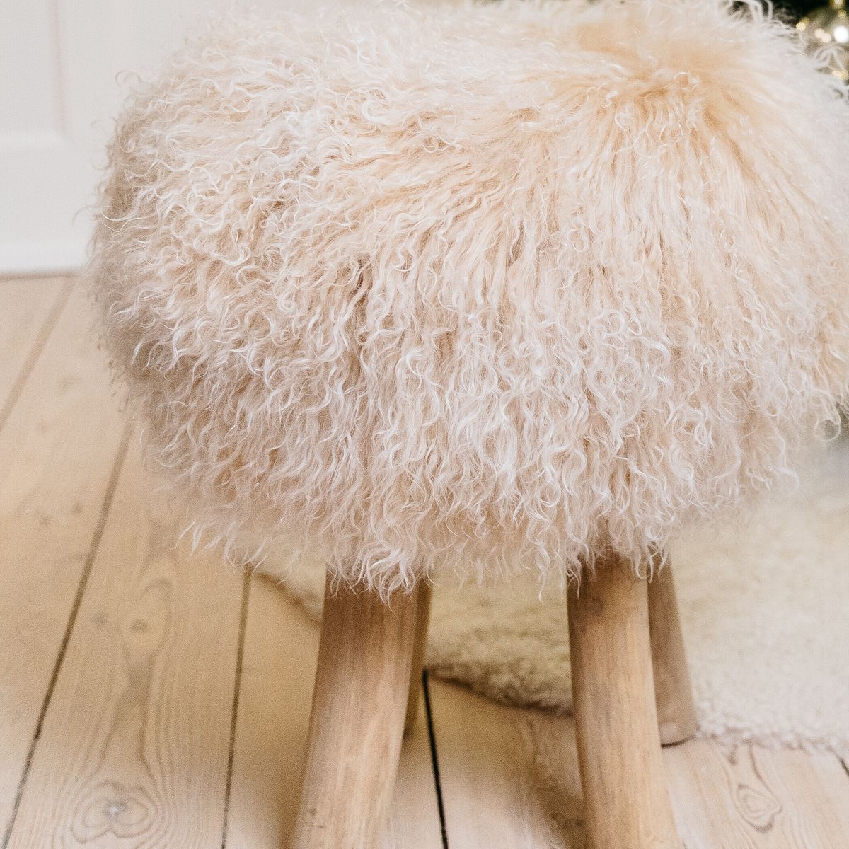 Tabouret Theo + housse | Pieds en chêne | Peau de mouton du Tibet Noir