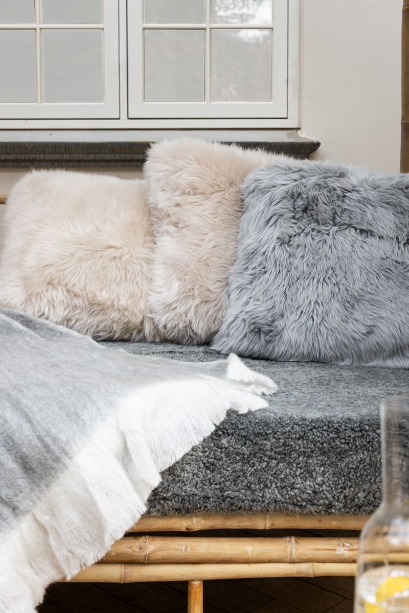 Coussin en peau de mouton longue laine Linge
