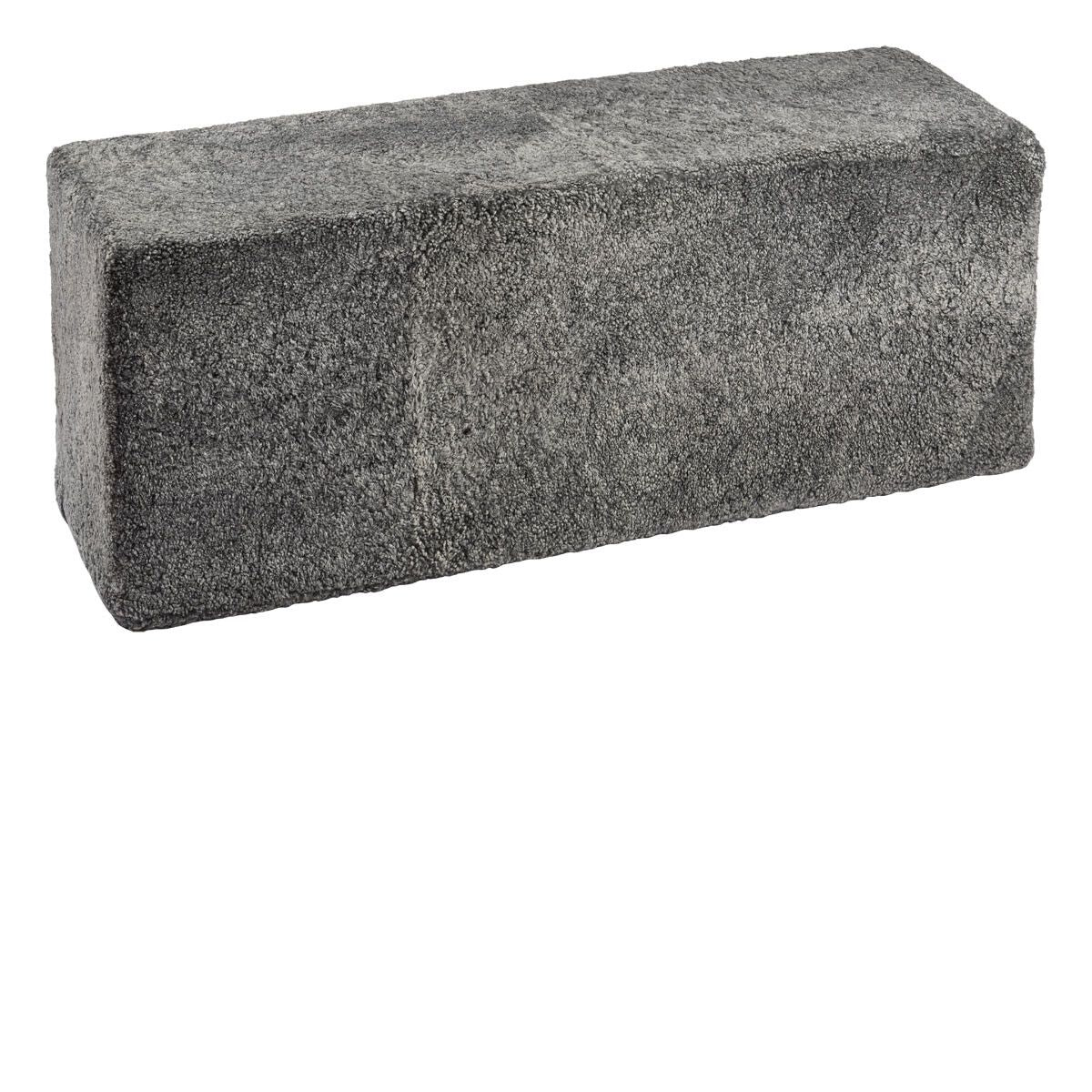 Banc-pouf en peau de mouton bouclée à laine courte Graphite